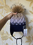 Зимова в'язана дитяча шапочка на зав'язках із натуральним бубоном для дівчинки та хлопчика ручної роботи., фото 4