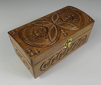 Скринька з дерева різьблена з елементами інкрустації ручної роботи черешня 20.5×10.5×10.5 см, оксамитове дно | Дерев’яна шкатулка