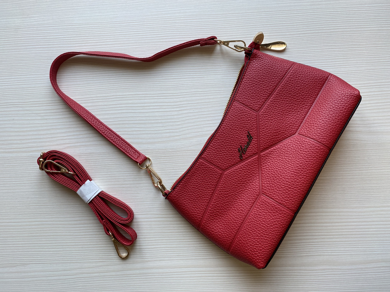 Жіноча сумочка червоного кольору з двома ремінцями