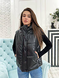 Жилетка з екошкіри на блискавці і кнопках утеплена з коміром стійкою (р. 42-46) 371479