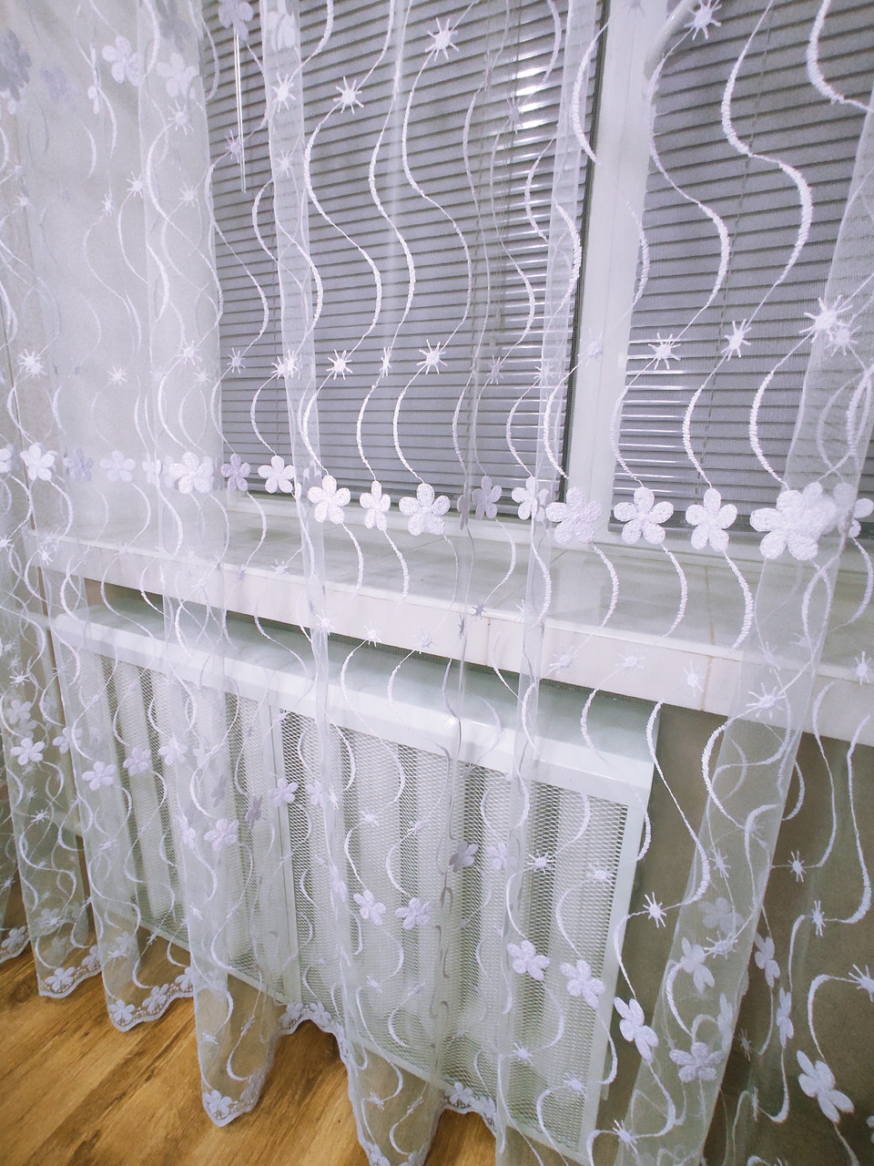 Красива недорога тюль з горизонтальними рядами квітковими