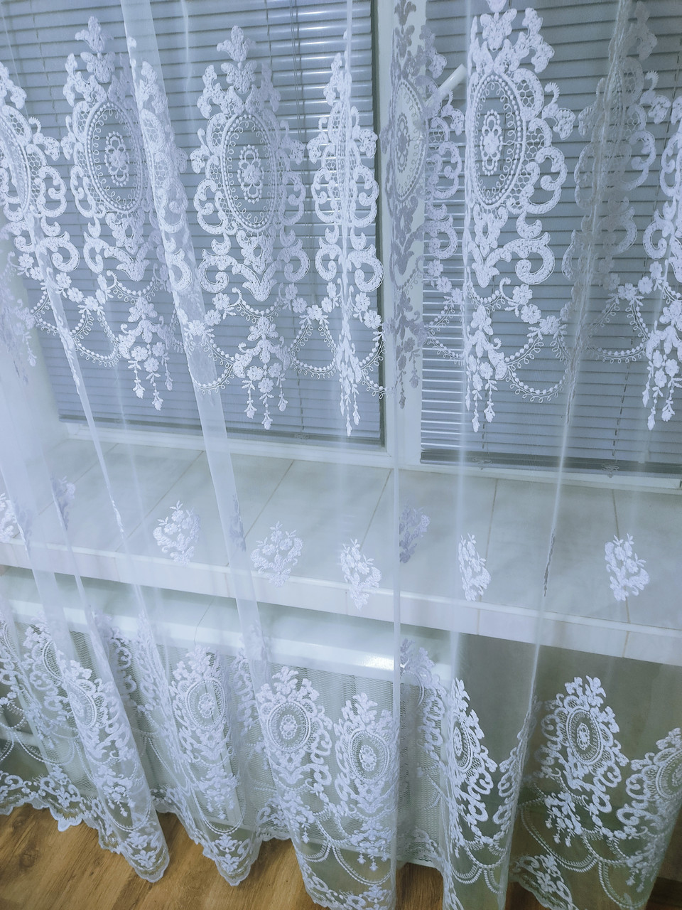 Грек фатин із порожніми крисами та красивими широкими горизонтальними рядами