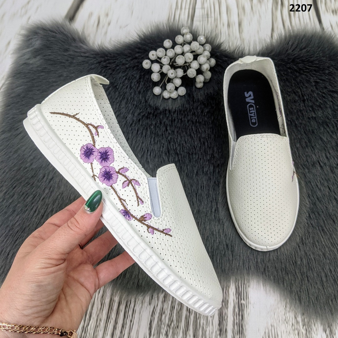 Мокасини жіночі білі перфоровані з вишивкою фіолетова сакура 2207, фото 1