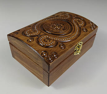 Різьблена шкатулка з черешні 15.5×10×7.8 см | Дерев’яна шкатулка ручної роботи з елементами інкрустації | Подарунок з Карпат