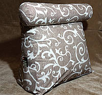 Треугольная подушка с валиком под шею и кармашком, с наволочкой в комплекте.