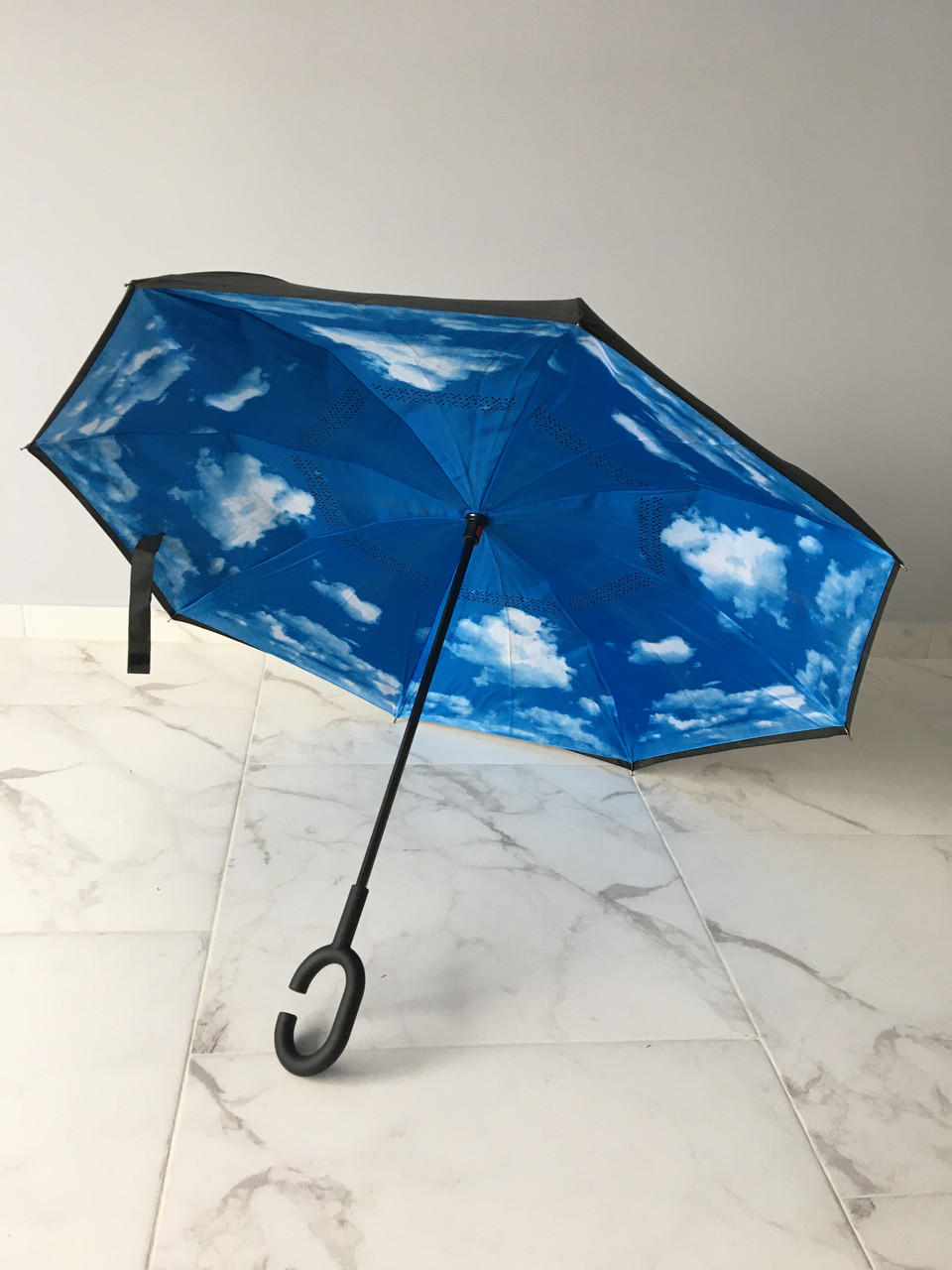 Вітрозахисна парасолька навпаки Up-Brella (парасолька зворотнього складання), небо в хмарах