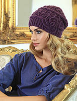 Элегантная вязанная женская шапка, украшенная красивым цветком Gabi Kamea.