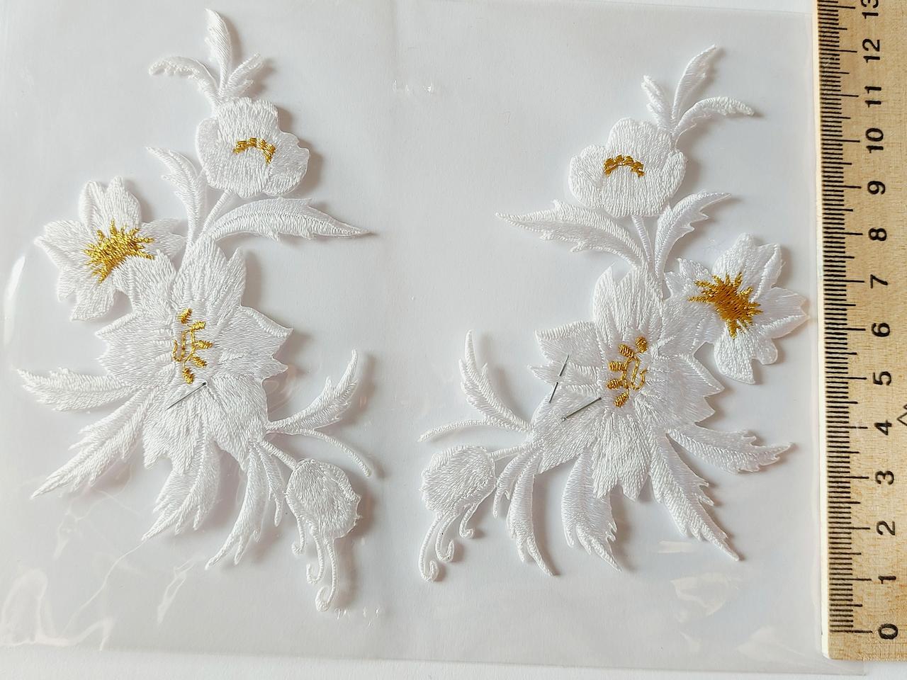 Аплікація вишивка клейова парна, термоаплікація для одягу "Квіти" білі з люрексом 12-13 см,1п