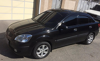 Дефлектори вікон, вітровики на Kia Rio II седан 2005-2011 (скотч) AV-Tuning