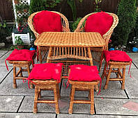Мебель плетеная с красными накидками
