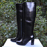 Замшеві чоботи на високих підборах