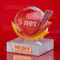 Награда из стекла с металлическим элементом "Медиапартнерство"