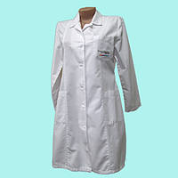 Медицинский халат из текстиля, белого цвета, с длинными рукавами и застежкой на пуговицы. Размеры S-XXXL.