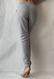 Утеплені штани джогери жіночі на гумці Спортивні штани на флісі жіночі з манжетами світло-сірі, фото 2