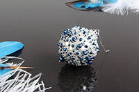Ялинкова іграшка ручної роботи з бісером та намистинами "Кулька сріблясто-синя" Кулька на ялинку Подарунок на Новий рік