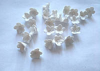 Белые маленькие цветы  ручной работы  из полимерной глины для изготовления украшений