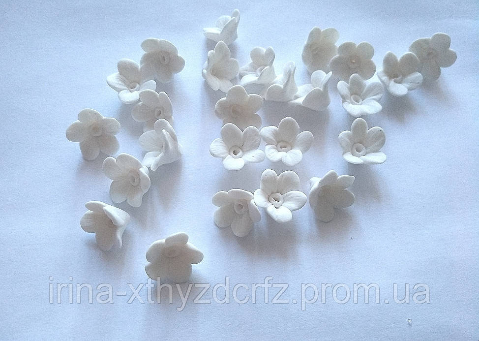 Білі маленькі квіти ручної роботи з полімерної глини для виготовлення прикрас