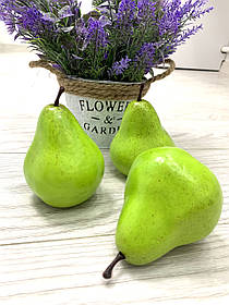 Штучний фрукт груша . Декоративна зелена груша .