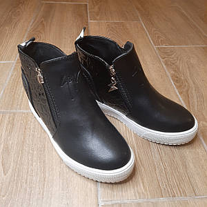 Снікерси жіночі чорні на білій платформі кросівки демісезонні