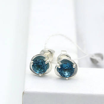Сережки-пусети срібні, пологові, з блакитним Лондон-топазом.