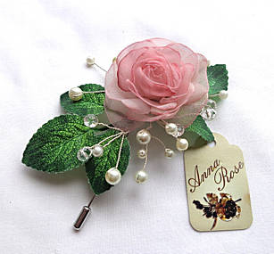 Бутоньєрка весільна ручної роботи на піджак або плаття "Ніжна рожева троянда"