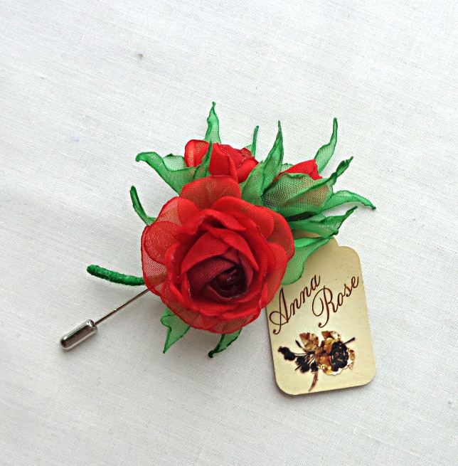 Бутоньєрка весільна ручної роботи на піджак або плаття "Червоний букетик троянд"