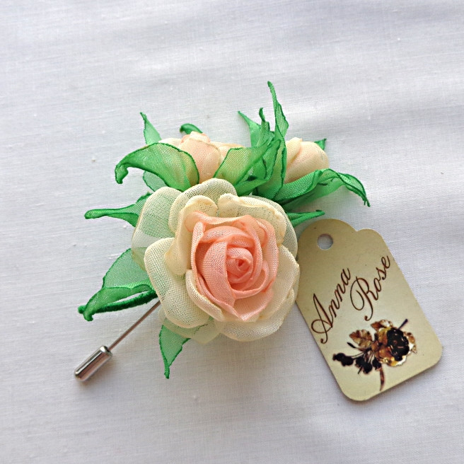 Бутоньєрка весільна ручної роботи на піджак або плаття "Персикові чайні троянди"