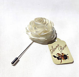 Бутоньєрка квітка ручної роботи на піджак "Молочна атласна троянда"