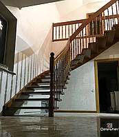 Деревянная лестница на тетиве в дом