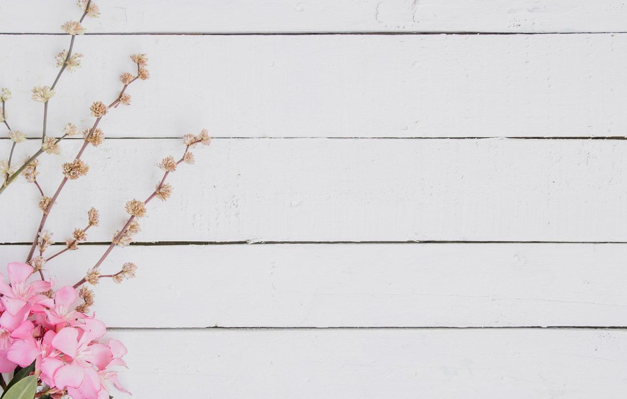 Фото-фон вініловий 120×75 см "Біла дошка, рожеві квіти", фон для предметної зйомки ПВХ (банерна тканина)