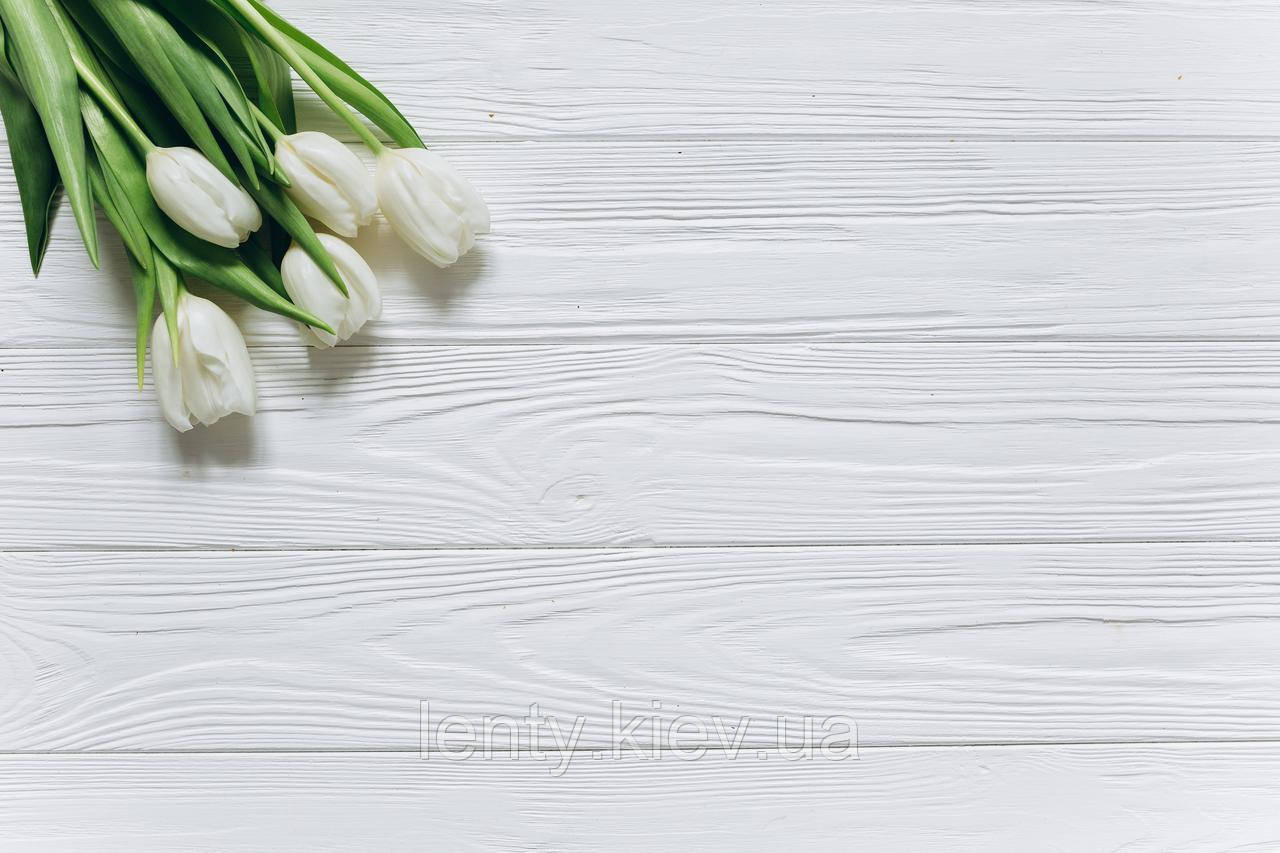 Фото-фон вініловий 120×75 см "Пол Біла дошка, білі тюльпани", фон для предметної зйомки ПВХ (банерна тканина)