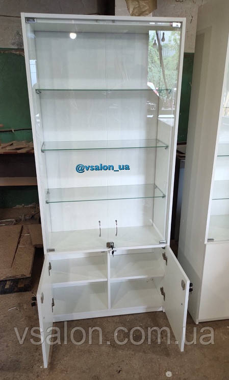 Стеклянный шкаф витрина с подсветкой V546 - фото 4 - id-p1381960446