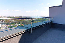 Перила зі склом на стійках і поручнем з нержавіючої сталі з заповненням з загартованого скла