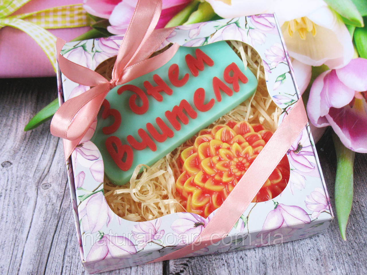 Оригінальний подарунок із сувенірного мила ручної роботи "З днем вчителя"