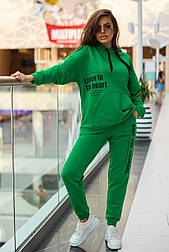 Стильний жіночий спортивний костюм зеленого кольору з капюшоном тринитка