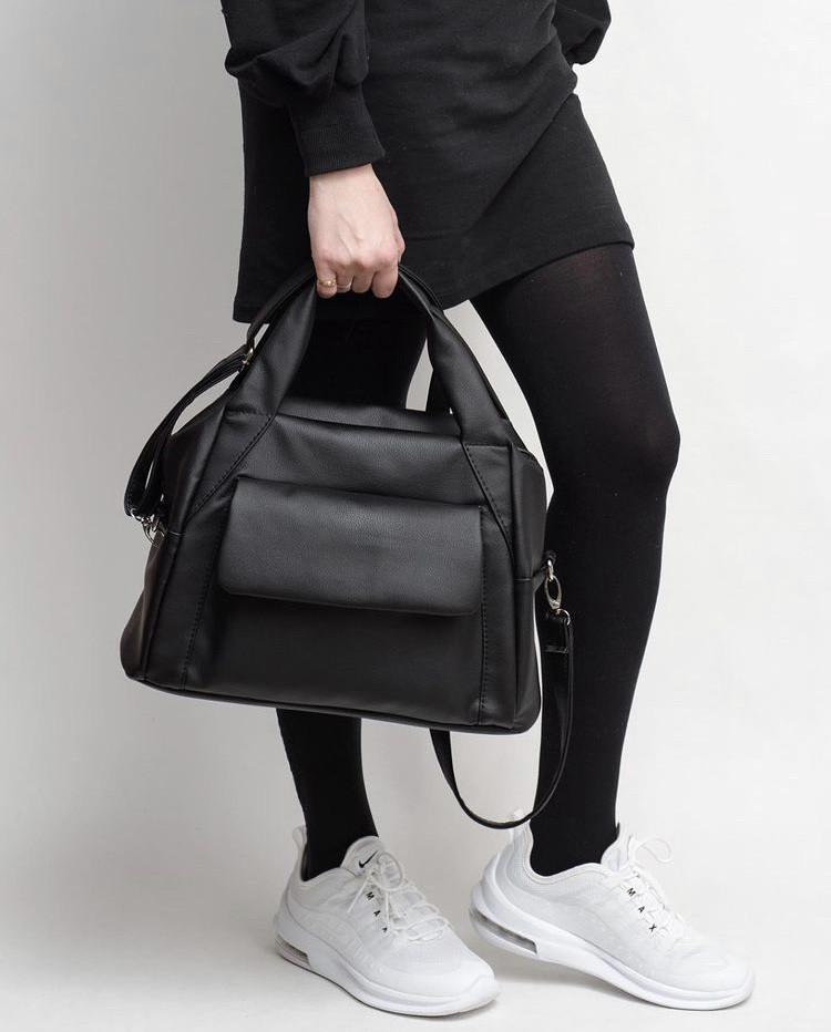Жіноча спортивна чорна сумка з екошкіри з двома ручками і довгим ремінцем через плече