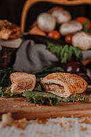Кальцони з куркою, овочами, сиром і соусом