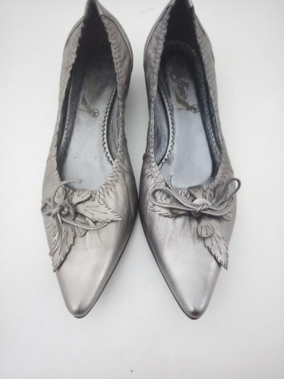 Туфлі жіночі натуральна шкіра сріблясто-сірого кольору, низький каблук із бантом