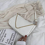 Жіноча класична маленька сумка через плече багет рептилія на ремінці з ланцюжком біла, фото 4