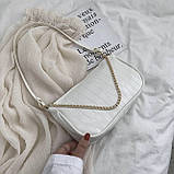 Жіноча класична маленька сумка через плече багет рептилія на ремінці з ланцюжком біла, фото 2