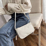 Жіноча класична маленька сумка через плече багет рептилія на ремінці з ланцюжком біла, фото 3