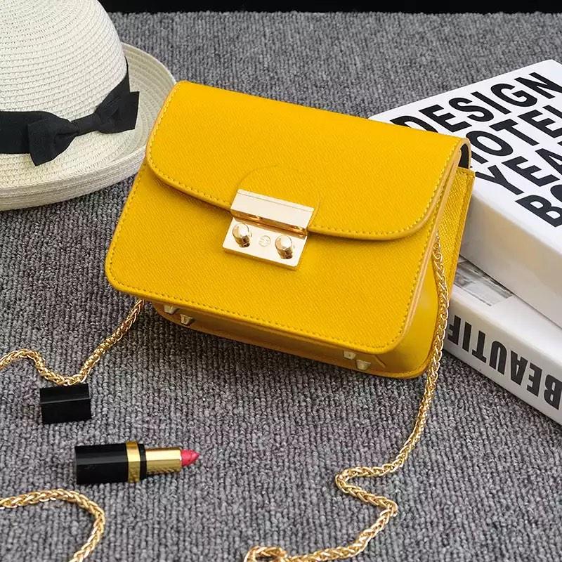 Маленька жовта сумочка на ланцюжку