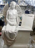 Скульптура Скорботний ангел на тумбі з мармуру, фото 5