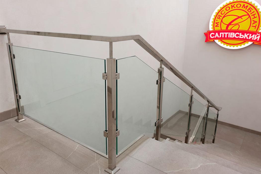 Скляні перила для сходів на затискному профілі з боковим поручнем, фото 1