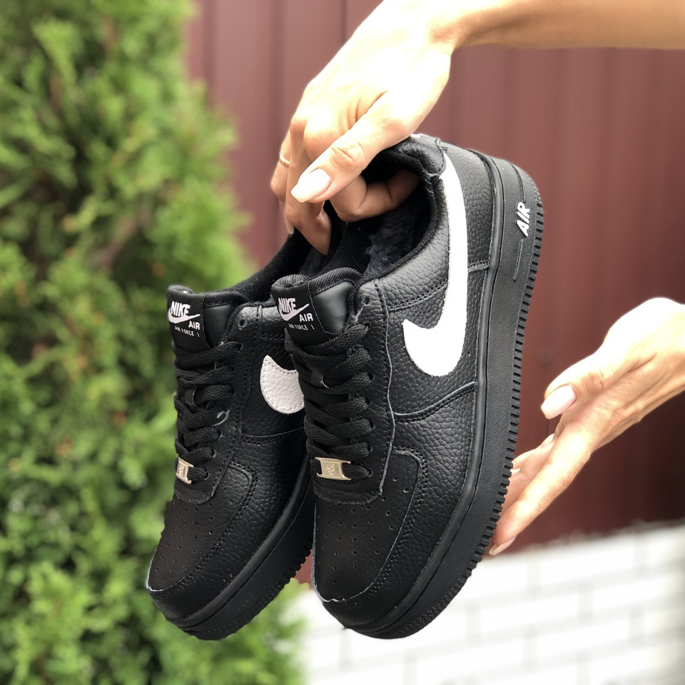 Жіночі зимові кросівки Nike Air Force шкіряні чорні з білим