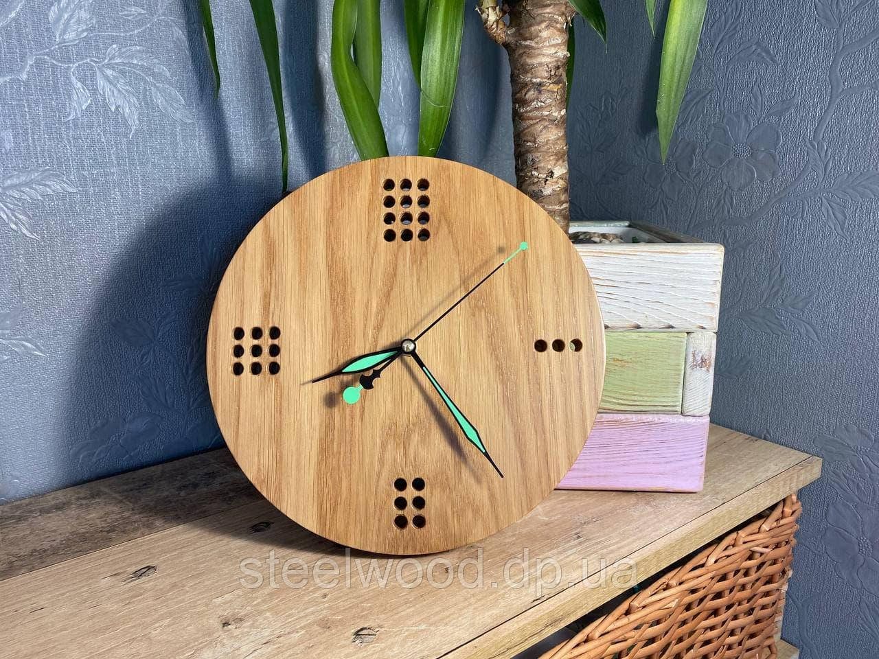 Настенные деревянные часы из дуба с фосфорными стрелками - фото 4 - id-p1486510488