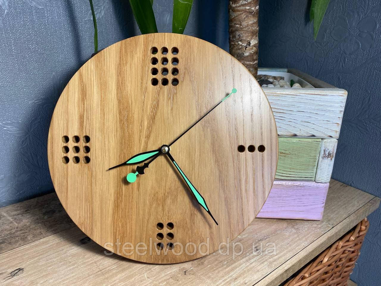 Настенные деревянные часы из дуба с фосфорными стрелками - фото 7 - id-p1486510488