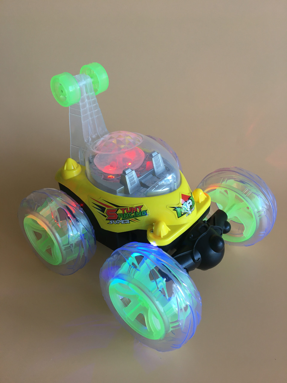 Машина-перевертиш на радіокеруванні 9802 М-11 зі світловими і звуковими ефектами, жовтий