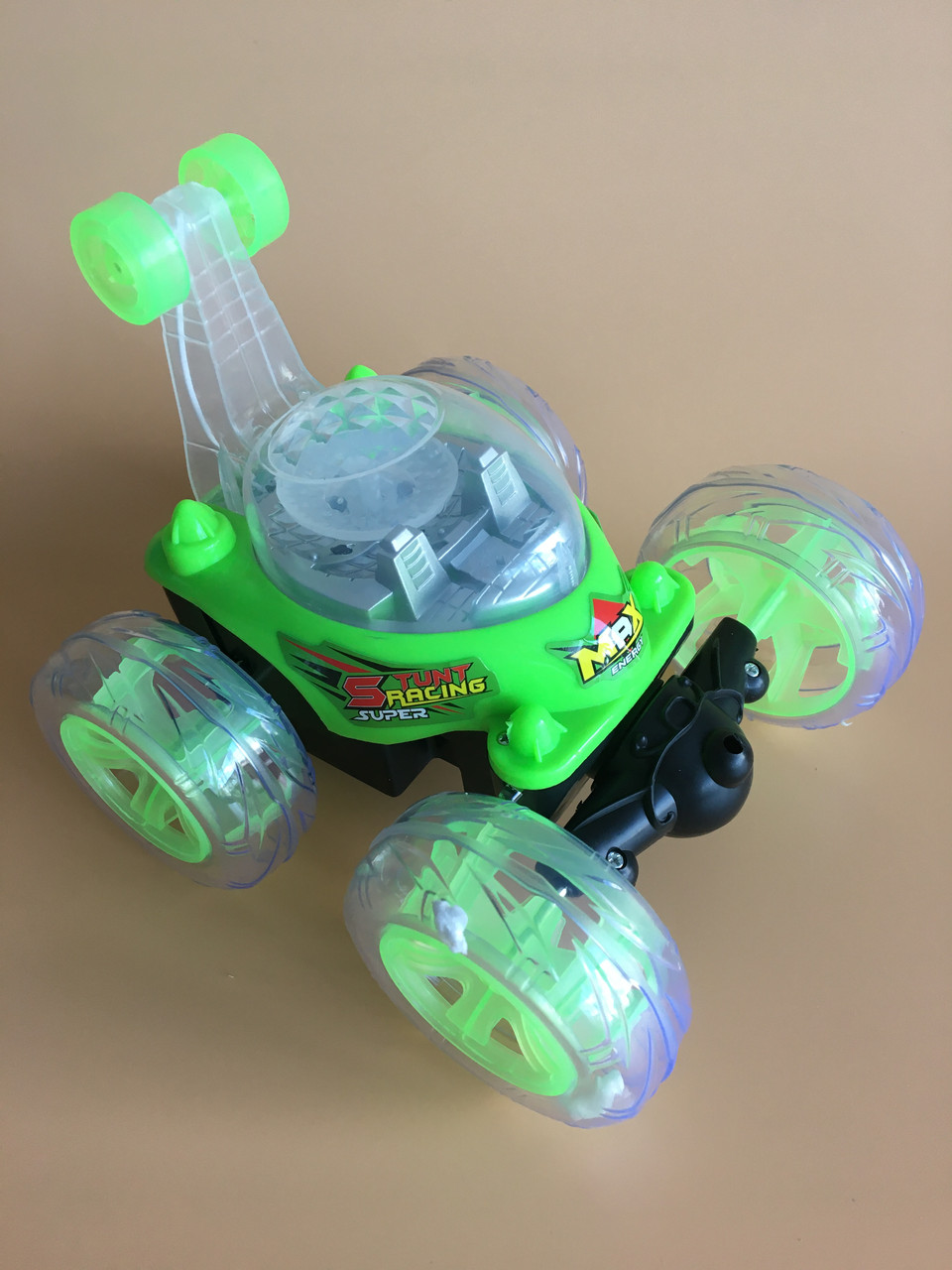 Машина-перевертиш на радіокеруванні 9802 М-11 зі світловими і звуковими ефектами, зелений