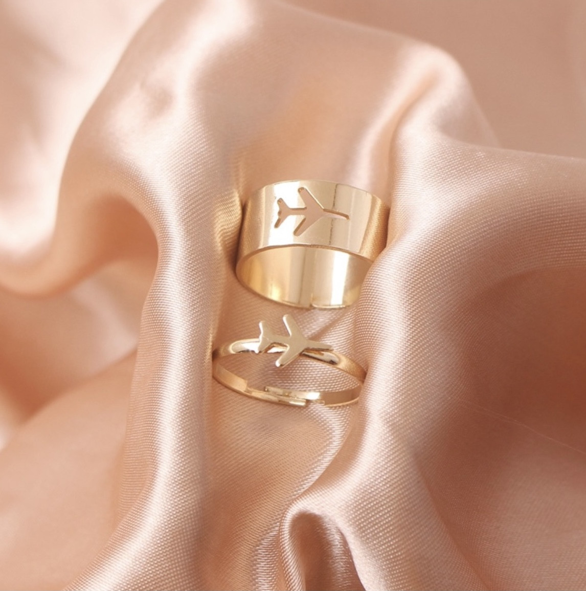 Парні кільця з літаком в кольорі золото біжутерія